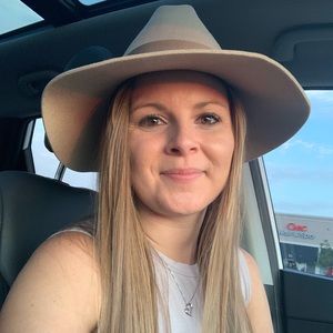 Meet your Posher, Larissa